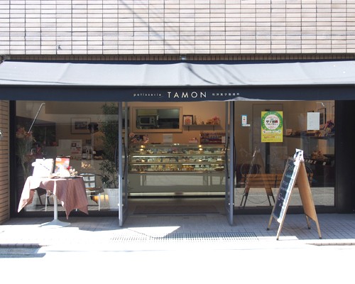 2017年3月にオープンしたばかりのTAMON和洋菓子製造所。店内に入ると美しいお菓子が並ぶ。