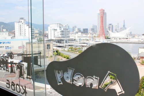 窓からは神戸港、ポートタワーが見える絶景