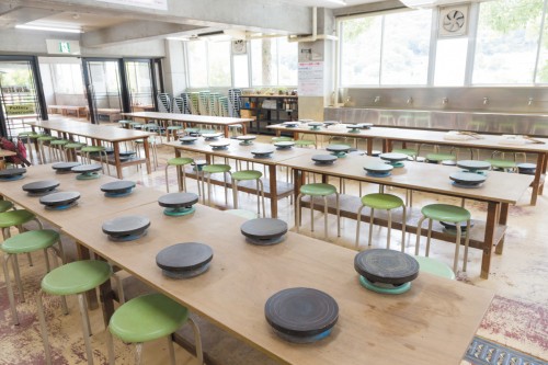 広々とした陶の郷の陶芸教室、手ぶらで体験できます