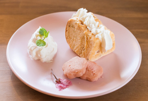 季節のスイーツ「桜のシフォンケーキ（セットドリンク付）」780円しっとりケーキに桜の塩漬けを使ったクッキーが寄り添う春の味。