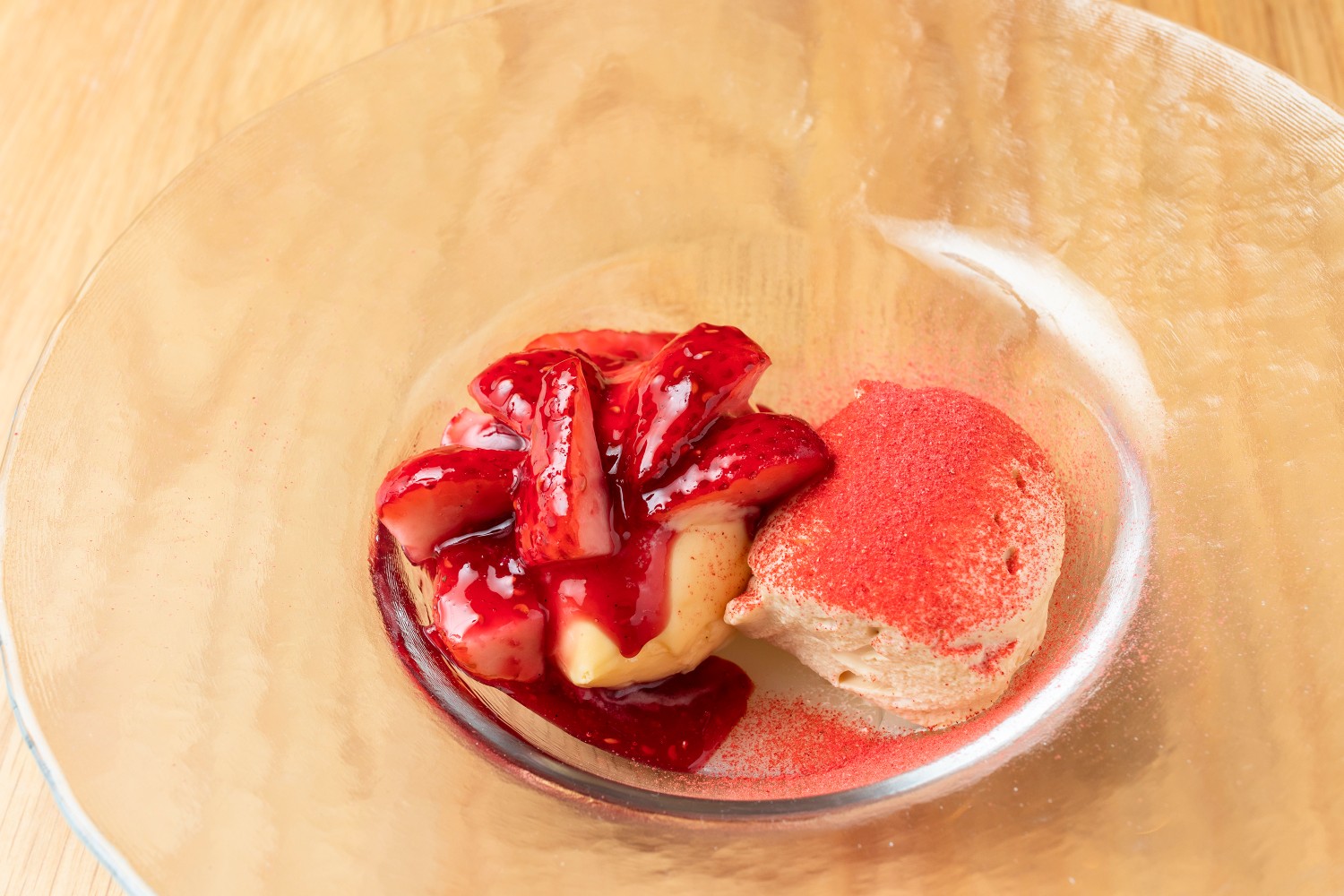ルビーチョコレートと苺のムースダマスクローズアイスクリーム850円（税別）