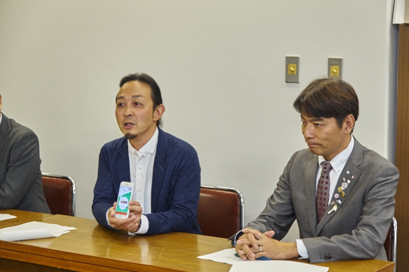 （株）ファミリア代表取締役 岡崎忠彦さん（写真左）
SRCグループ会長 横山剛さん（写真右）