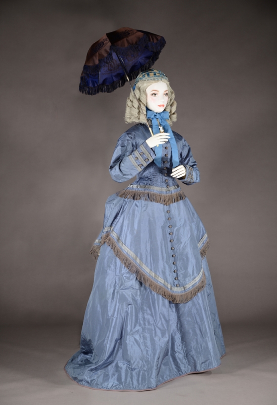 アフタヌーン・ドレス 1868-70年頃 イギリス 神戸ファッション美術館蔵