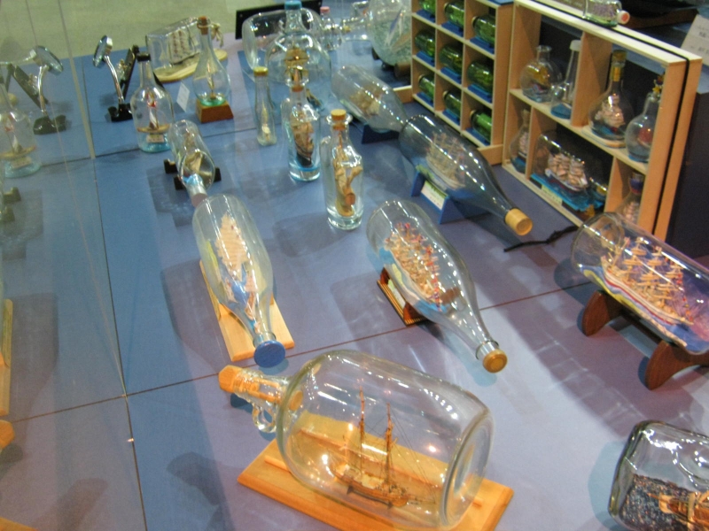 神戸海洋博物館『世界の船会社等カレンダー&amp;ボトルシップ作品展』　神戸市中央区 [画像]