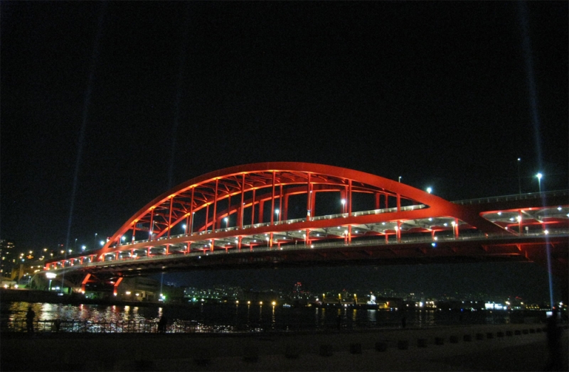 “天空に放つ光の柱” 神戸大橋の特別演出照明を実施　2017年4～6月 [画像]