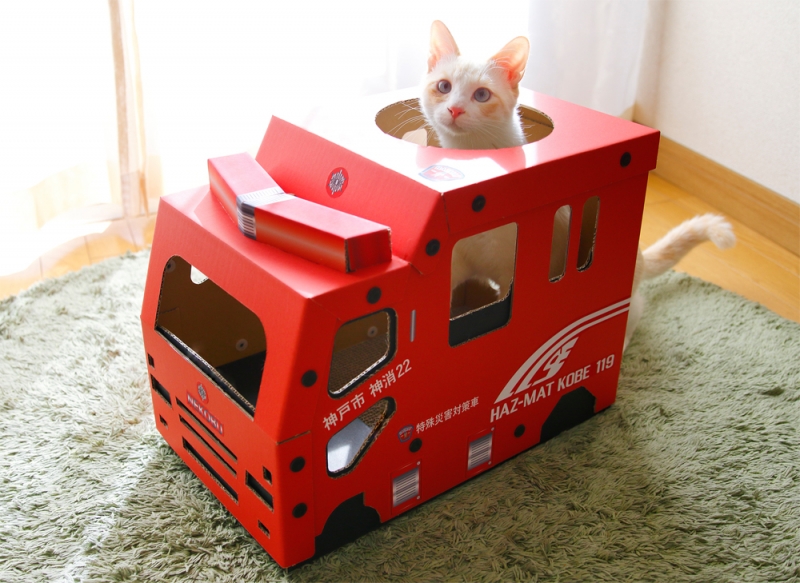 『猫さんのつめとぎ付き消防車』発売　フェリシモ 猫部と神戸市消防局がコラボ [画像]