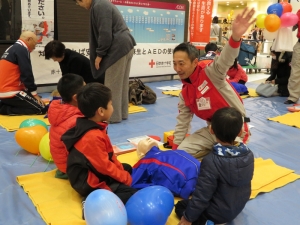 5月は「赤十字運動月間」 神戸市と明石市のショッピングセンターで『救急法ミニ講習』実施 [画像]