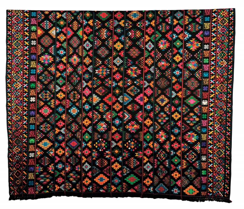 《女性用衣装（キラ）》
20世紀後期 木綿、金、金属糸　
ブータン王立テキスタイルアカデミー