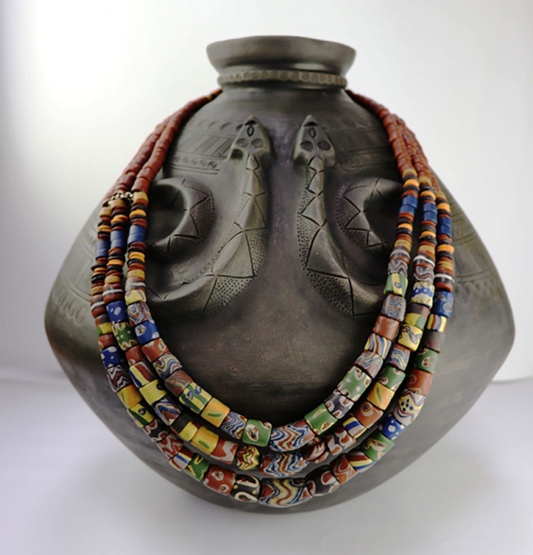 陶壺・神珠の首飾り