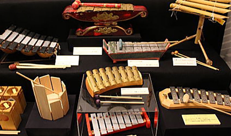 バラフォンの玩具（ブルキナファソ）／ 鉄琴・ガンバンの玩具（インドネシア・ジャワ島）／ トロムメール（スウェーデン）／ 鉄琴・グロッケンシュピール（ドイツ）／ 鉄琴の玩具（チリ）