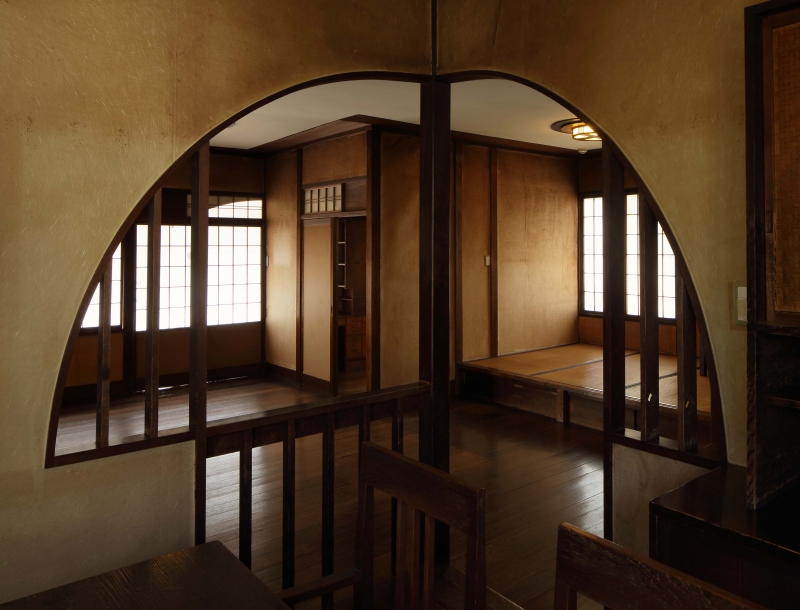 聴竹居食事室から居室を見るⒸ古川泰造