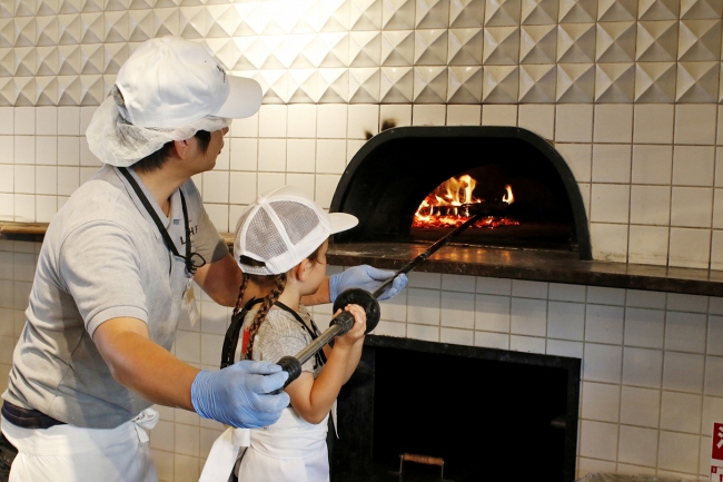 マリンピア神戸のレストランで子ども向け『ピッツァ作り体験教室』 [画像]