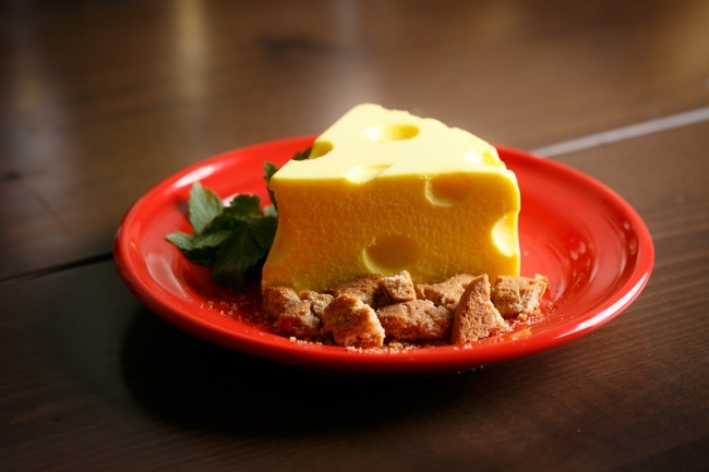 チーズ×チーズ×チーズ　ケーキ　690円（税抜）