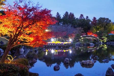 しあわせの村日本庭園　紅葉のライトアップ　神戸市北区 [画像]
