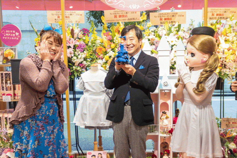 内覧会の様子（左から）山田邦子、リトルファクトリー代表取締役社長・近藤洋之、リカちゃん