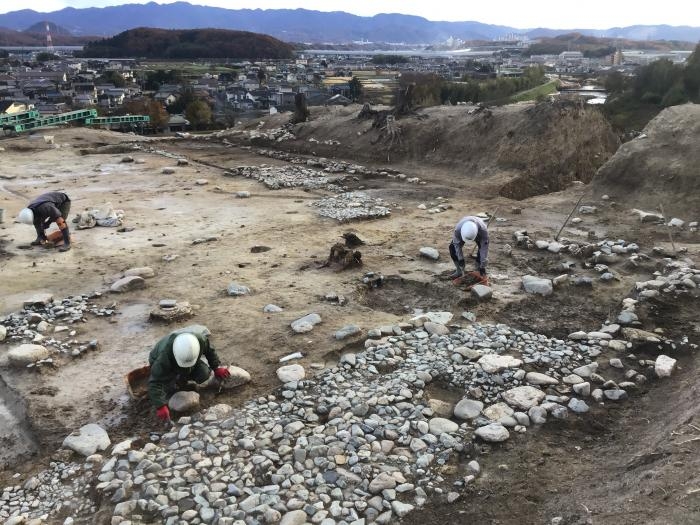 松原城跡の発掘調査現場を公開 [画像]