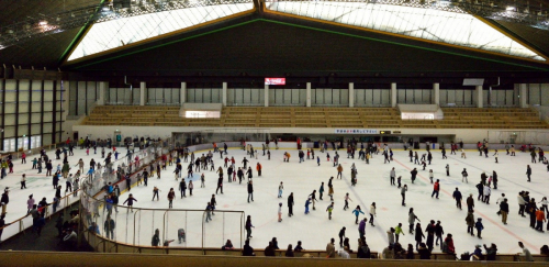 神戸市立ポートアイランドスポーツセンターでスケートリンクが営業開始　神戸市中央区