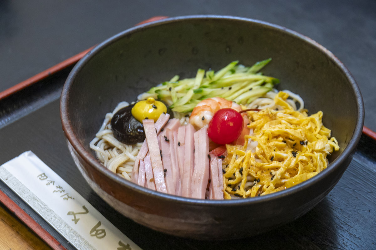 同店が発祥という「和風レーメン」は特製の自家製麺を使用した夏季限定メニュー。