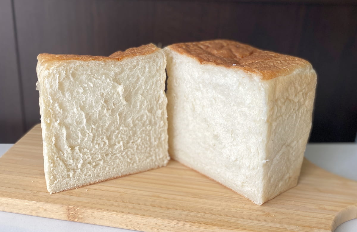 食パンは全部で4種類。中でも「角食」490円/1斤（税込）は1番人気