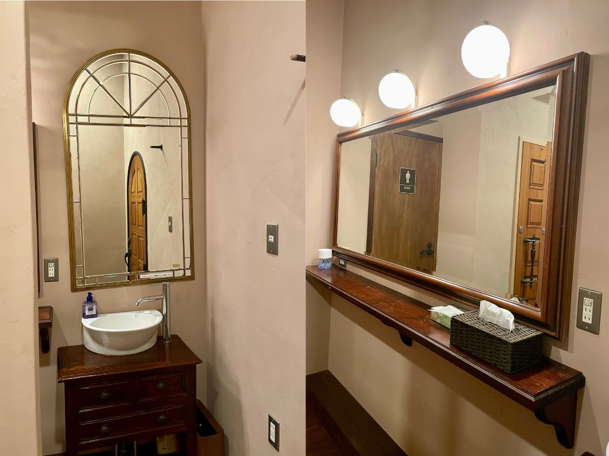 男女別のお手洗いの前にあるお化粧直しスペースは、ベルギー製デクヌート社の鏡を設置。