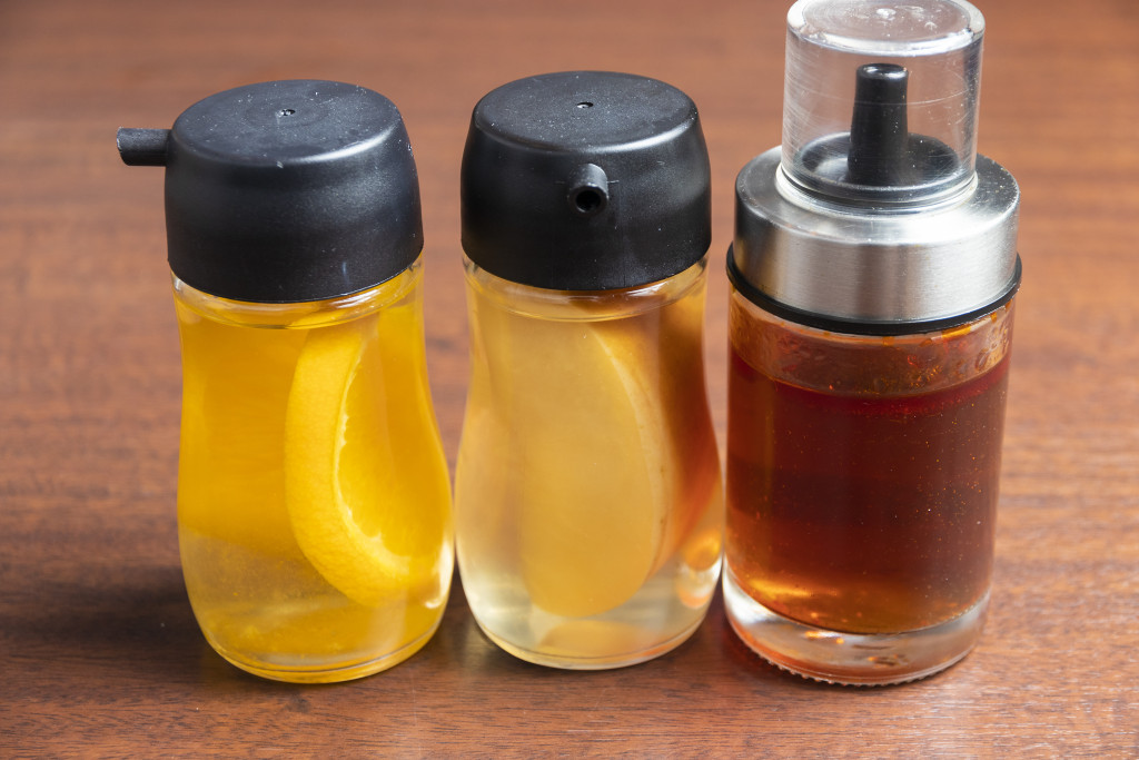 （左から）オレンジ酢、りんご酢、辣粉酢。すべてENISHI自家製