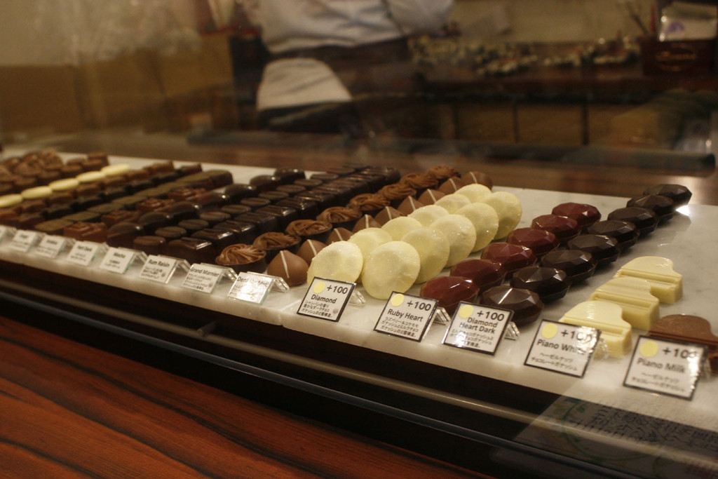 Goossensのチョコレートは涼しい季節限定。まるで宝石のように厳重に保管・陳列されている