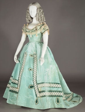 イヴニング・ドレス 
1865年頃 フランス 
神戸ファッション美術館蔵