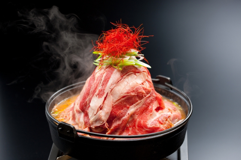 高さ28センチの「肉鍋」が人気の『炭火焼肉・にくなべ屋 びいどろ』が西宮北口にオープン [画像]