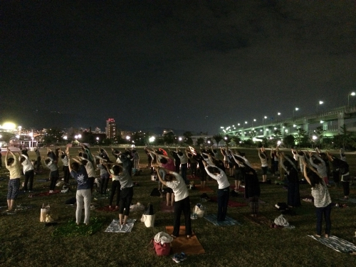 神戸・東遊園地でヨガイベント