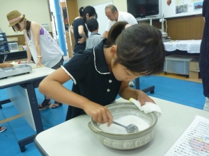 マリンピア神戸さかなの学校で塩づくり体験・乾のりづくり体験 [画像]
