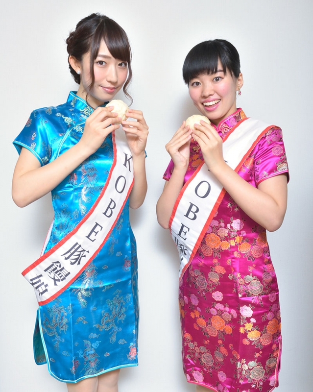 写真右：第5回KOBE豚饅サミット グランプリ・クィーン 坂田百合子さん、左：準グランプリ・クィーン 三好里帆さん