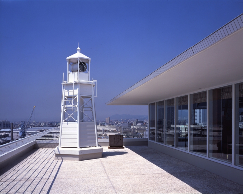 11月1日は「灯台の記念日」、神戸メリケンパークオリエンタルホテルがバルコニーに立つ灯台を一般公開 [画像]