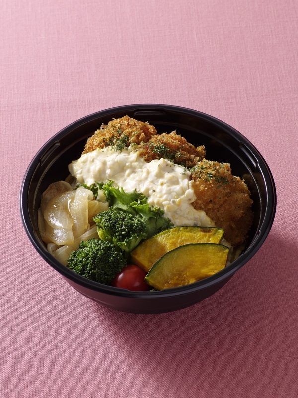 彩り野菜とチキンカツのタルタル丼（神戸開花亭）