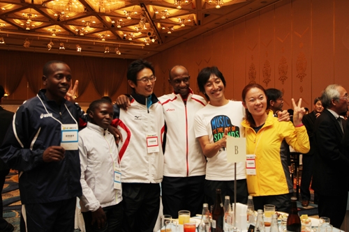 「神戸マラソン レセプション」でのウルフルケイスケさん（右から２番目）