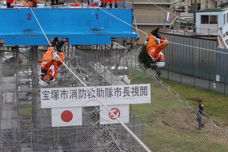 『救助技術と消防戦術披露』　宝塚市 [画像]