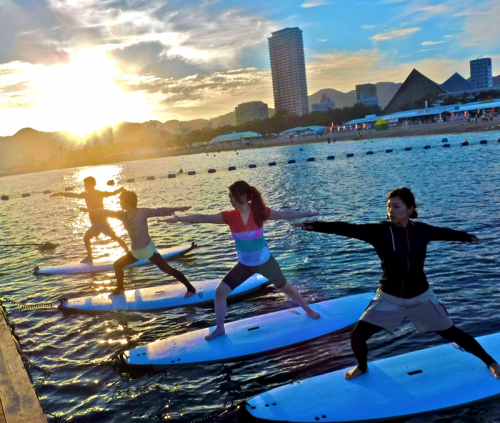 イルカが泳ぐ海で楽しむSUPヨガ「須磨アクアイルミナージュ　SUP YOGA」