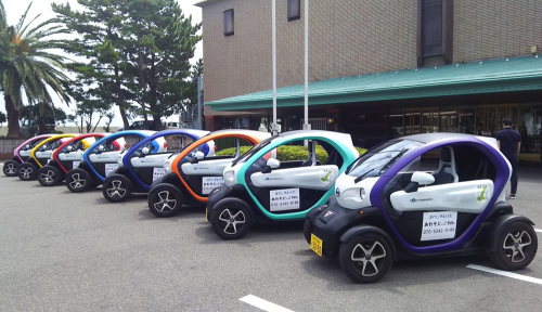 2人乗りの超小型電気自動車「あわモビ」の貸し出し開始