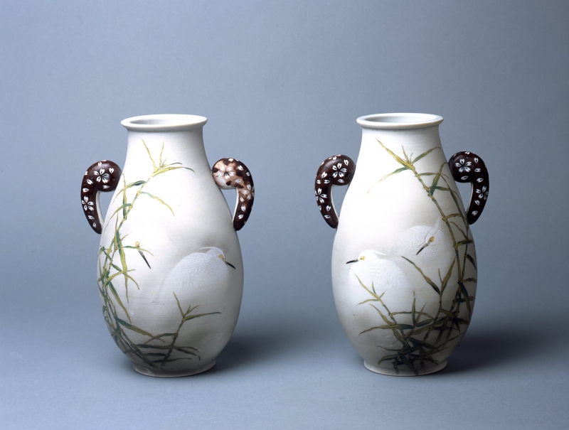 神陶会社 色絵鷺図耳付花瓶（1対）明治時代後期 
兵庫陶芸美術館蔵