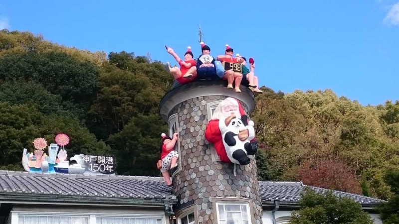 うろこの家「世相サンタクロース」パンダのシャンシャン登場　神戸市中央区 [画像]