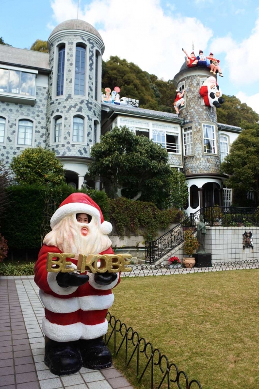 うろこの家「世相サンタクロース」パンダのシャンシャン登場　神戸市中央区 [画像]