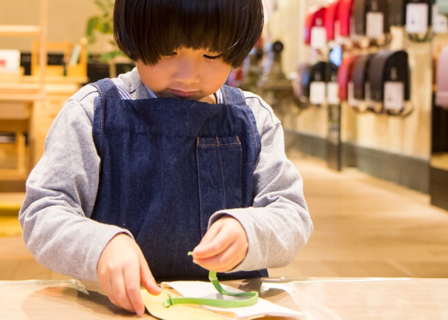 土屋鞄製造所・童具店『革のくるくるペンケースをつくろう！』神戸市中央区 [画像]