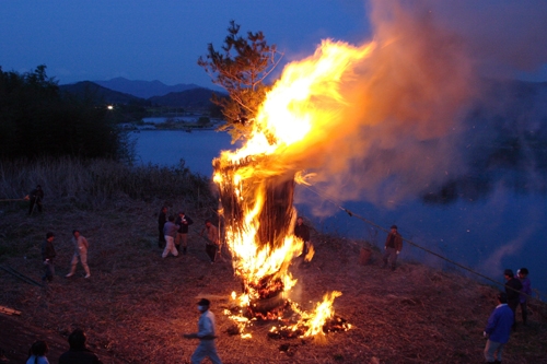 『松岡の御柱祭（ばば焼きまつり）』豊岡市 [画像]