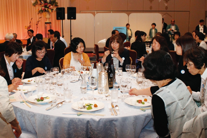日本酒トークで盛り上がる女性客