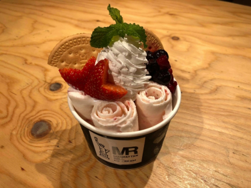 ロールアイス専門店「マンハッタンロールアイスクリーム」三宮にオープン