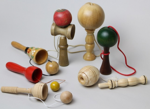 日本玩具博物館『世界の伝承玩具～コマ･凧･けん玉･ボール･ヤジロベエ･風車～』姫路市