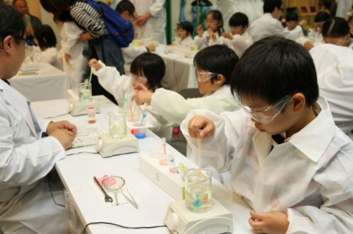 小学生を対象にした科学の祭典『化学の日 子ども化学実験ショー』