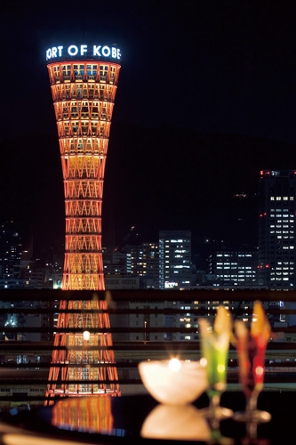 北側には神戸の象徴「神戸ポートタワー」が見える