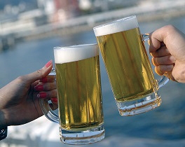 海風を浴びながら神戸の夜景を一望　船上ビアテラスでビールを楽しむ [画像]