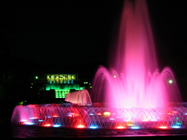 幻想的な噴水のライトアップ　期間限定の夜間開園 [画像]