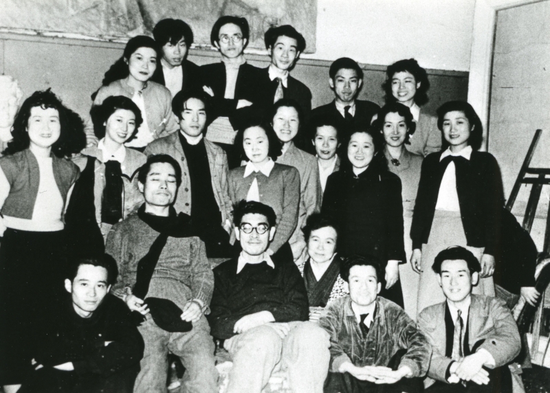 伊藤継郎　アトリエにて白髪一雄、村上三郎らと　1950年頃